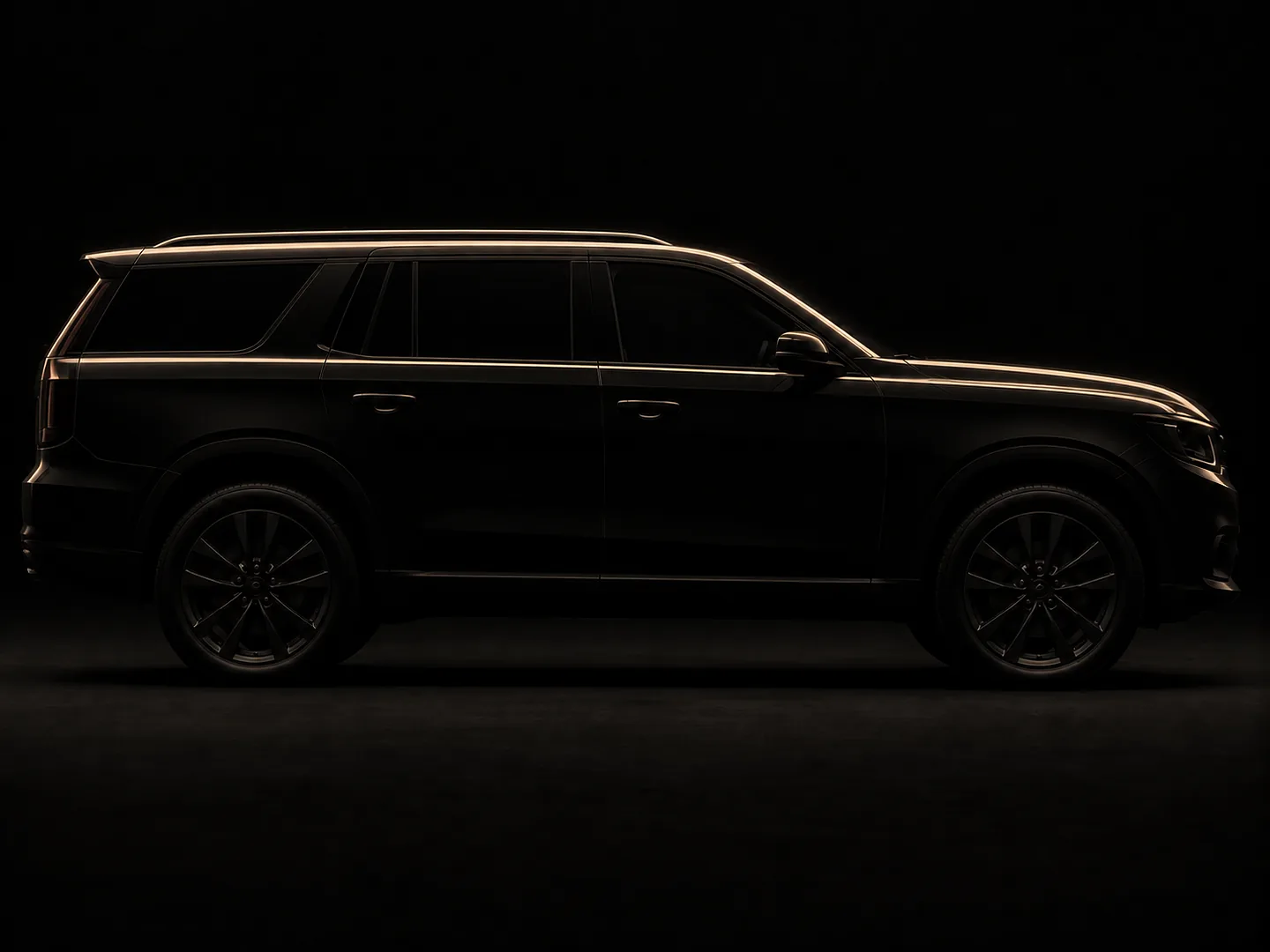 Siluetă de SUV mare, conturată de o lumină caldă pe fundal negru