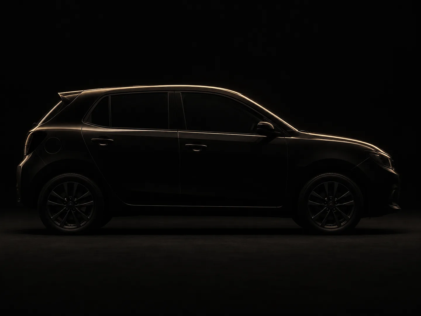 Siluetă de hatchback compact, conturată de o lumină caldă pe fundal negru