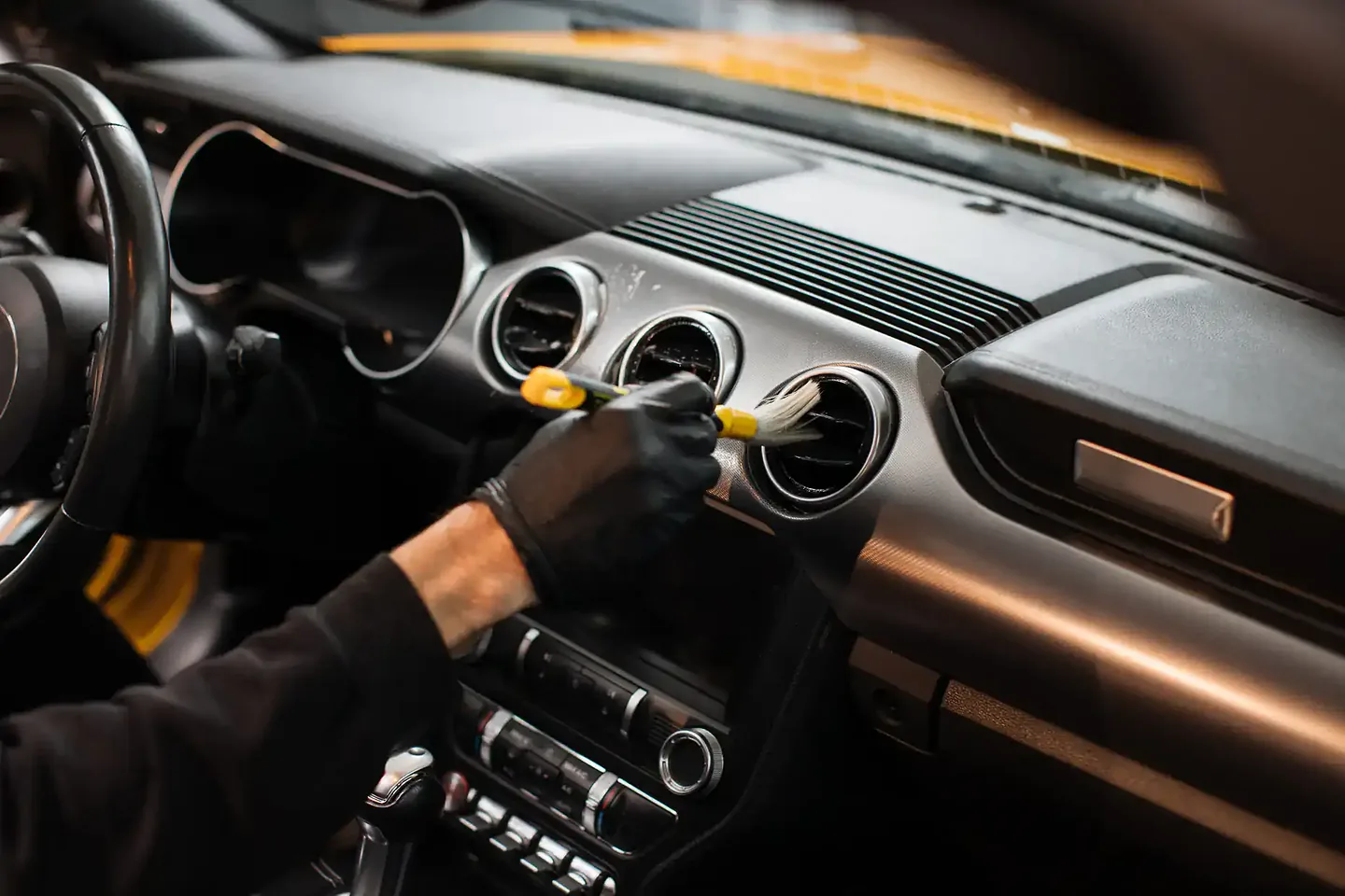 Curățarea atentă a elementelor din interiorul unui automobil